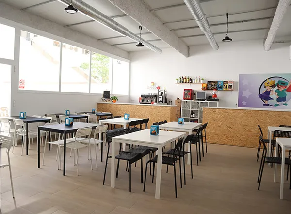 Zona de bar para padres y madres